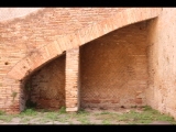 03098 ostia - regio i - insula ii - caseggiato del pantomimo apolausto and caseggiato del balcone ligneo (i,ii,2.6) - raum 38 - detail - suedseite - 09-2022.jpg